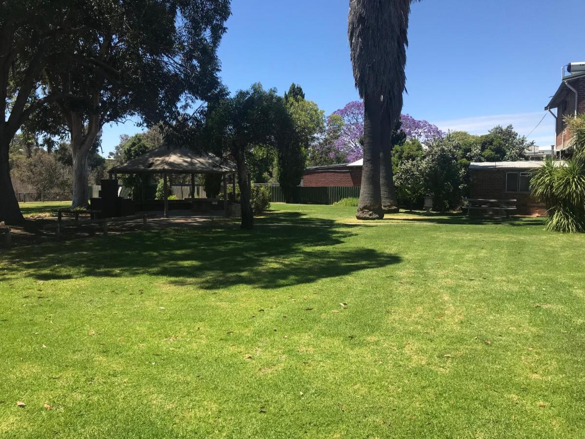 Donnybrook Hotel Wa エクステリア 写真