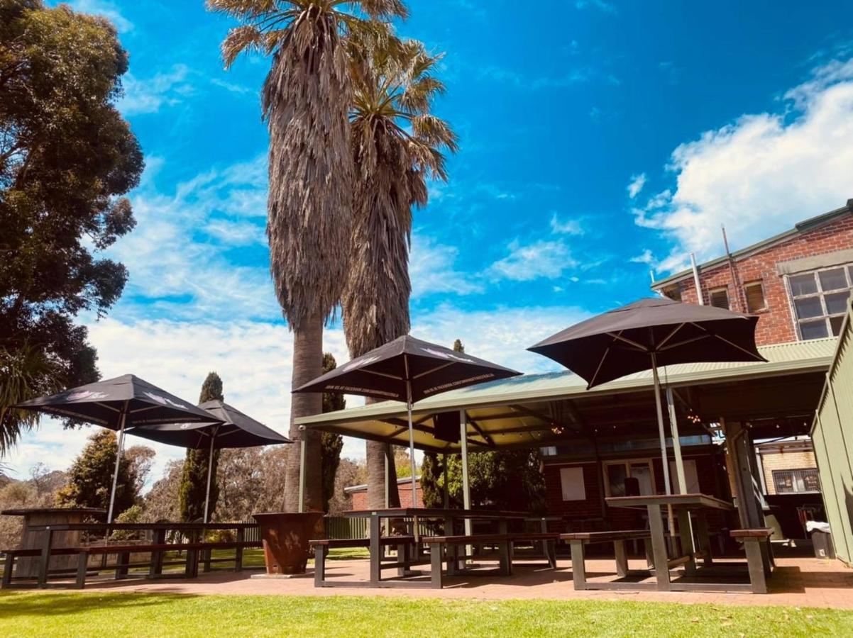 Donnybrook Hotel Wa エクステリア 写真
